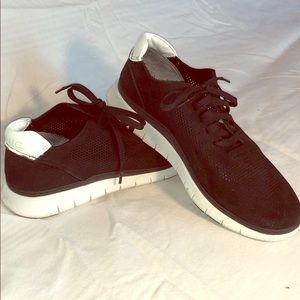 Black leather Vionic tennis shoes.